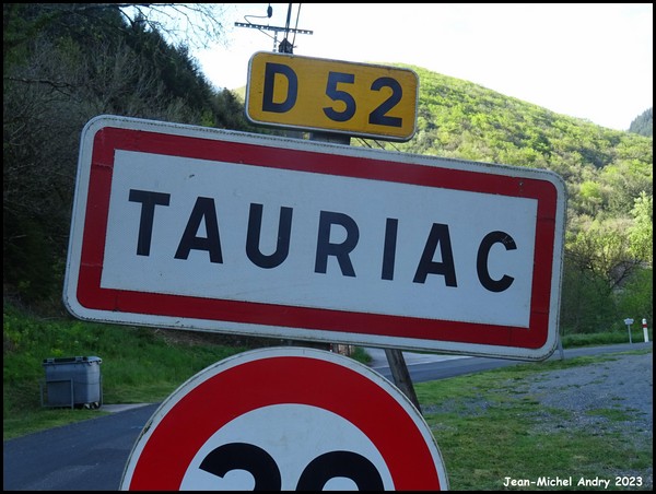 Tauriac-de-Camarès 12 - Jean-Michel Andry.jpg