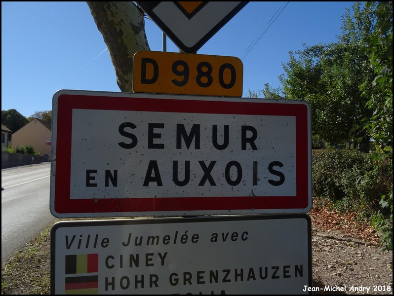 Semur-en-Auxois 21 - Jean-Michel Andry.jpg