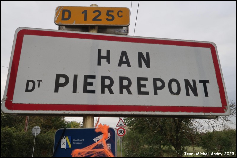 Han-devant-Pierrepont 54 - Jean-Michel Andry.jpg